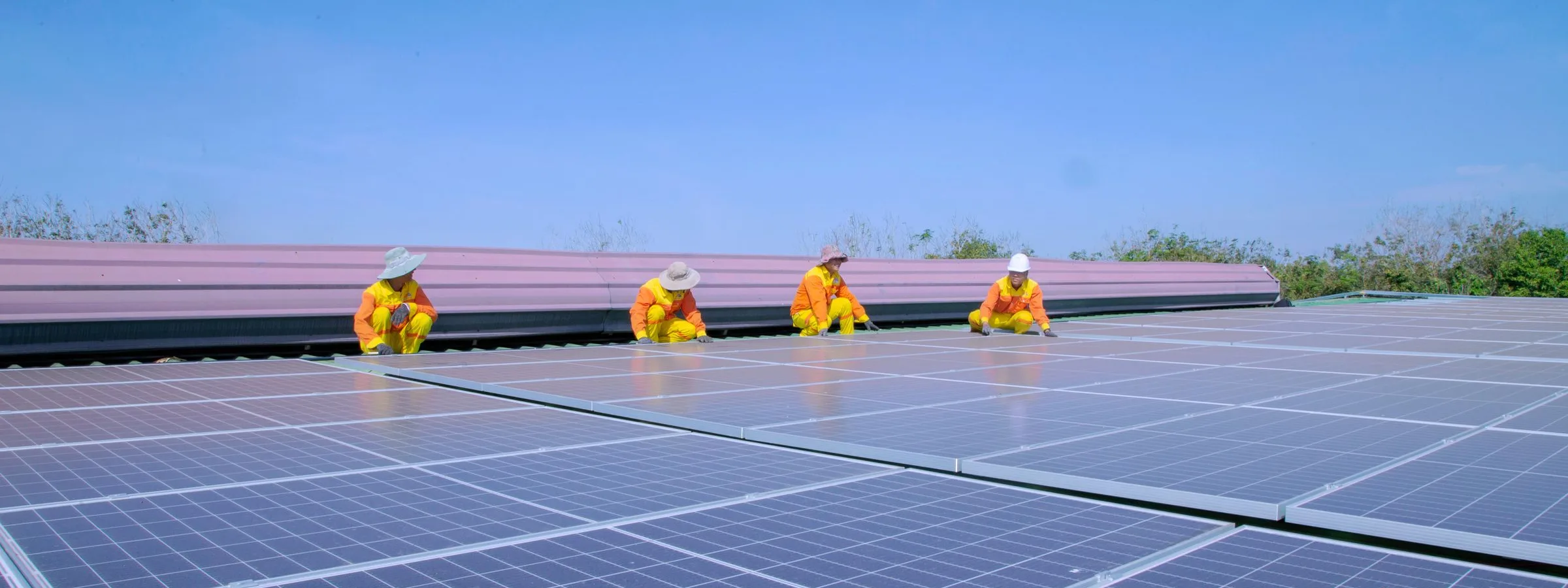 Equipo técnico instalando paneles solares