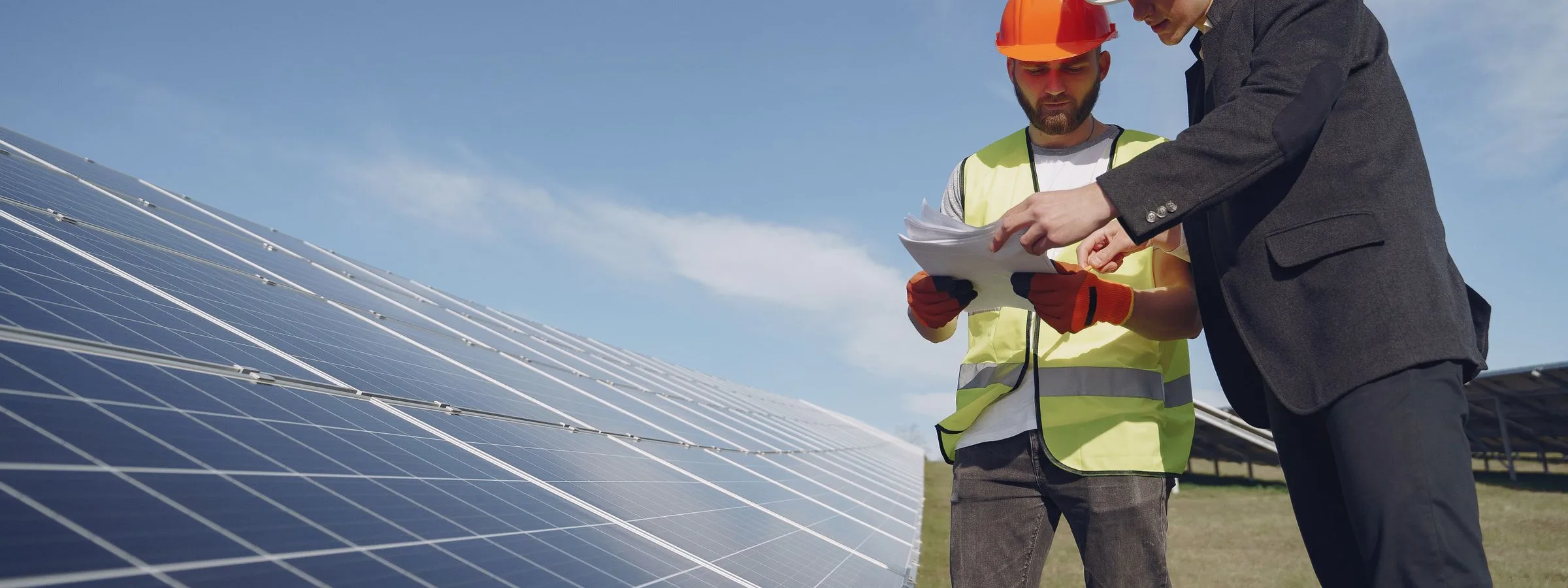 Dos profesionales revisando documentación en una planta fotovoltaica
