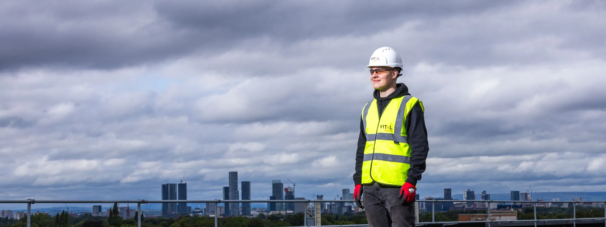 Ingeniero revisando una instalación fotovoltaica en la azotea de un edificio
