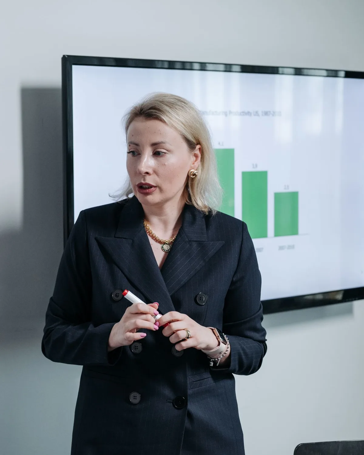 Consultora presentando datos ante una pantalla