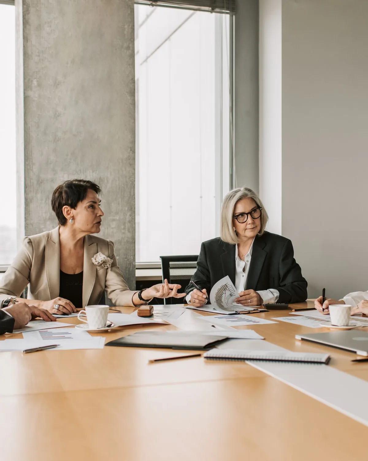 Equipo directivo reunido alrededor de una mesa de juntas