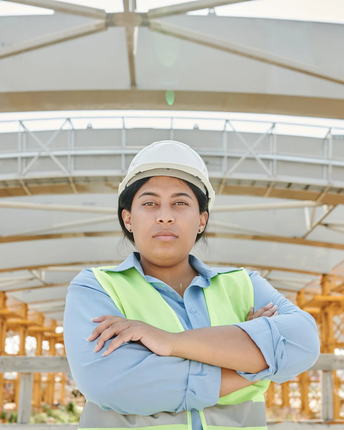 Profesional de sostenibilidad en una instalación industrial